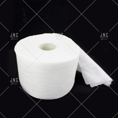 Rolo de papel higiénico branco com textura quadriculada