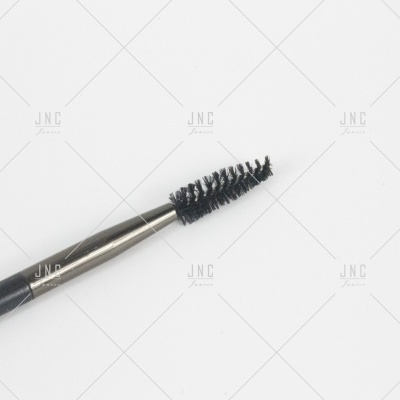 Escova aplicadora de sobrancelhas com cerdas pretas e cabo prateado