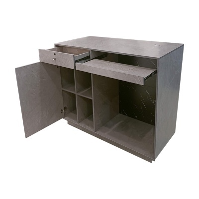 Móvel cinza com textura de mármore com porta e gaveta abertas, e divisórias interiores