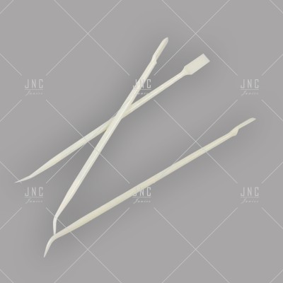 Ferramentas de manicure de plástico branco com várias pontas sobre fundo cinzento