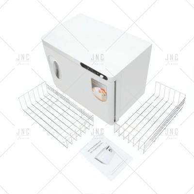 Caixa branca com porta e puxador cinza, dois organizadores metálicos e manual branco em fundo branco