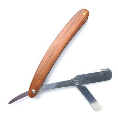 Navalha de barbear com cabo em madeira castanha e lâmina de metal prateado