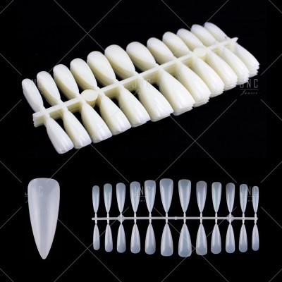 Unhas postiças em plástico branco e cinzento em suportes sobre fundo preto