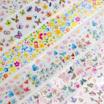 Folhas transparentes decorativas com desenhos coloridos de borboletas e flores