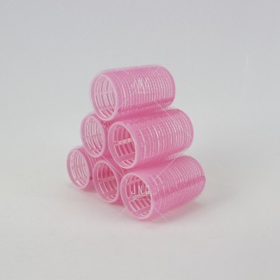 Seis molas de cabelo cor-de-rosa empilhadas em pirâmide sobre fundo branco