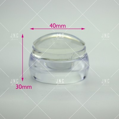 Lente de aumento transparente com medidas em rosa e fundo branco