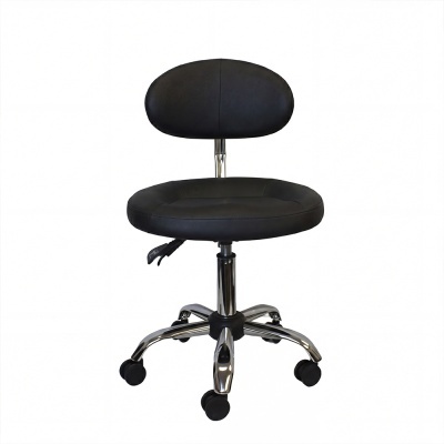 Cadeira de escritório preta com base cromada e rodas