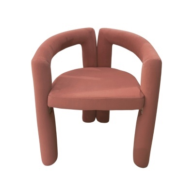 Cadeira rosa acolchoada com design moderno com braços e pernas cilíndricos.