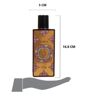 Frasco de perfume retangular amarelo com tampa preta e padrões decorativos coloridos sobre mão cinza