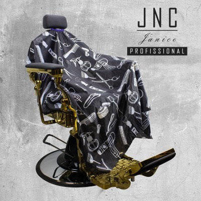 Capa preta de barbeiro com padrões brancos numa cadeira de barbeiro dourada e preta