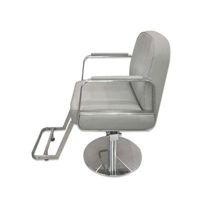 Cadeira de salão de beleza cinzenta com estrutura metálica e apoio para os pés