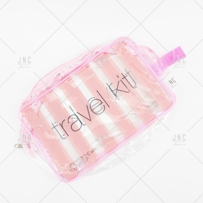 Bolsa de viagem transparente cor-de-rosa com riscas e texto 'travel kit'