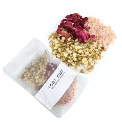 Embalagem transparente com mistura de sais de banho e flores secas para imersão dos pés