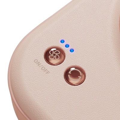 Painel de controlo bege com botões castanhos e luzes azuis