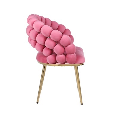 Cadeira rosa acolchoada com pernas douradas