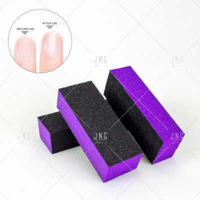 Três blocos de esponja para unhas pretos com laterais roxas com imagem de unha antes e depois