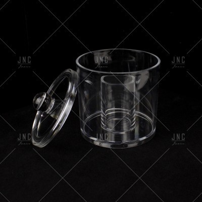 Frasco de vidro transparente com tampa, sobre fundo preto