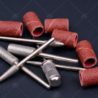 Peças para manicure com lixas vermelhas e acessórios metálicos prateados