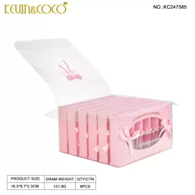 Caixa aberta com seis caixas rosas de batom KEVIN&COCO com laços e texto visível