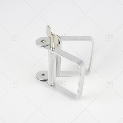 Suporte metálico prateado triangular sobre fundo branco