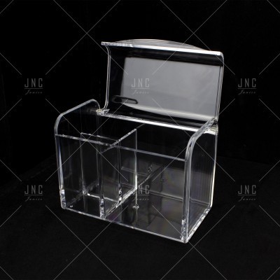 Recipiente transparente de acrílico com três compartimentos e tampa aberta
