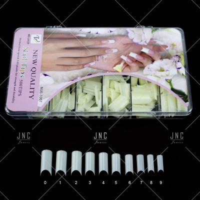 caixa de unhas postiças brancas em plástico transparente com rótulo rosa e imagem de mãos femininas