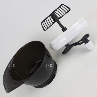 Recipiente preto com tampa branca e misturador manual preto e branco