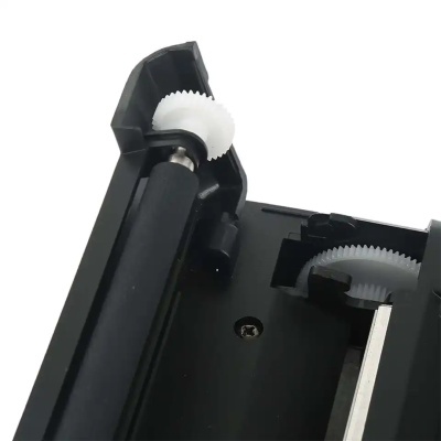 Peça mecânica preta com engrenagens brancas visíveis