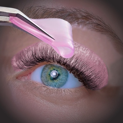 Close-up de olho azul com tira gelatina rosa a ser aplicada na pestana