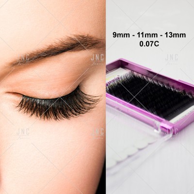 Olho fechado com pestanas longas e caixa de pestanas postiços pretos com texto de medidas.