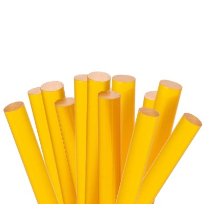 Bastões cilíndricos amarelos de madeira com extremidades naturais