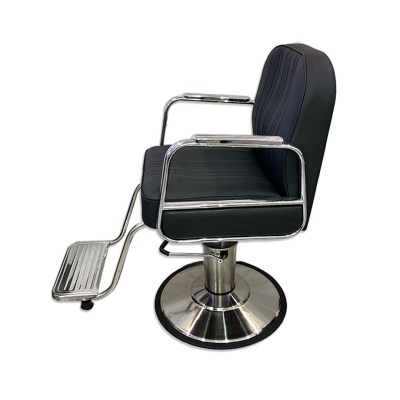 Cadeira de barbeiro preta com apoios de braços cromados e base metálica prateada