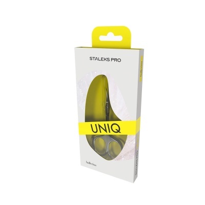 Caixa branca e amarela com tesoura de unhas de metal da marca STAŁEKS PRO