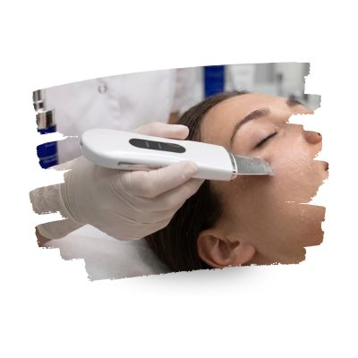 Dispositivo de ultrassom facial em uso num rosto feminino