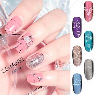 Unhas decoradas com padrões geométricos e símbolos em várias cores e texturas