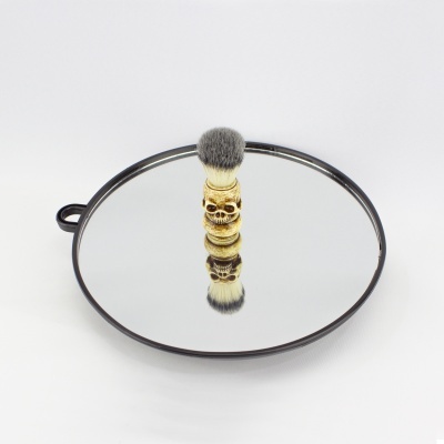Espelho redondo com pincel de barbear refletido