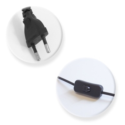 Ficha elétrica preta com dois pinos e interruptor preto no cabo