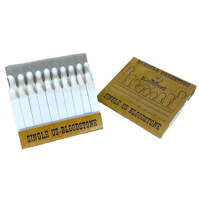 Caixa aberta de fósforos Single US Bloodstone com fósforos brancos