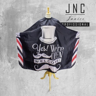 Capa de barbeiro preta com estampa e texto 'Yes! We're OPEN WELCOME!'