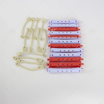 Bobes de cabelo vermelhos e brancos com grampos bege sobre fundo branco