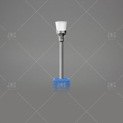 Escova de limpeza com cabo metálico e cerdas brancas