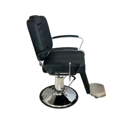 Cadeira de barbearia preta com base cromada e apoio para pés