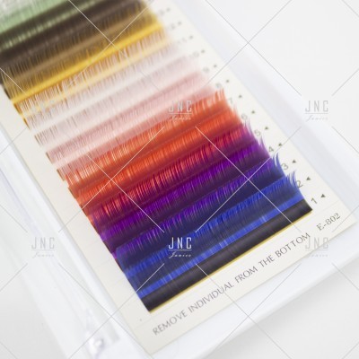 Extensões de pestanas coloridas em embalagem plástica