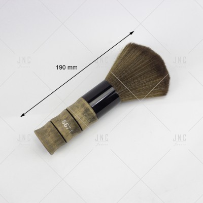 Pincel de barbear com cabo de madeira e cerdas castanhas