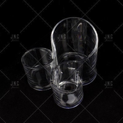 Três copos transparentes de vidro com diferentes tamanhos
