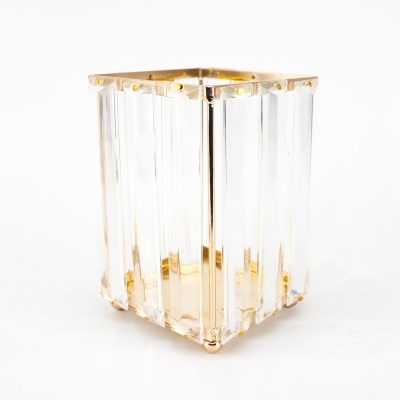 Abajur de mesa dourado com painéis de vidro translúcido