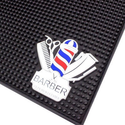 Tapete preto com emblema colorido de barbeiro e texto