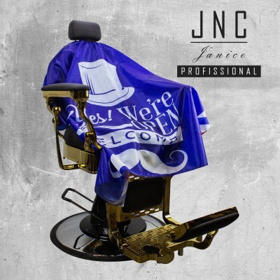 Capa de barbeiro azul com texto e bigode sobre cadeira de barbeiro