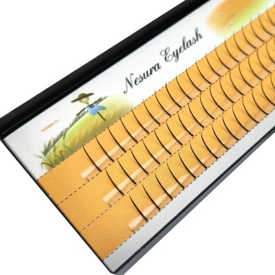 Caixa de pestanas falsas pretas com suporte amarelo e fundo branco com texto e ilustração