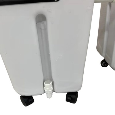 Contentor branco em plástico com rodízios pretos e medidor transparente com válvula